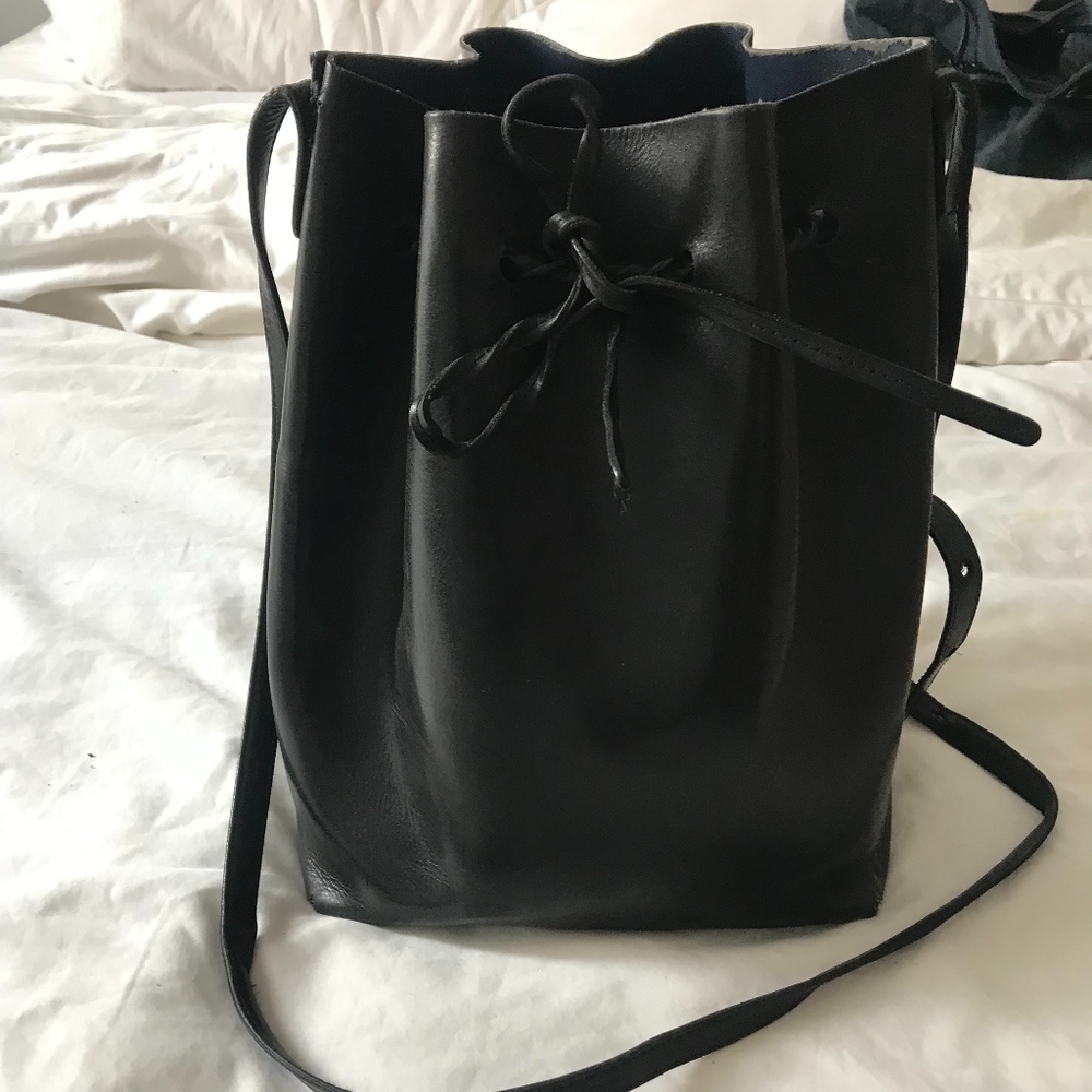 Mansur Gavriel black large bucket bag (navy in.)